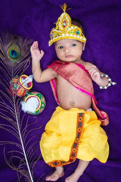 Novorozenec Chlapeček Krišně Oblečený Rekvizitami Unikátní Perspektivy Jiném Výrazu — Stock fotografie