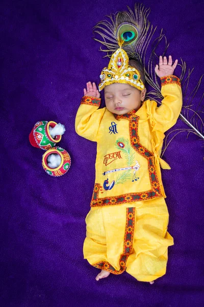 Novorozenec Chlapeček Krišně Oblečený Rekvizitami Unikátní Perspektivy Jiném Výrazu — Stock fotografie