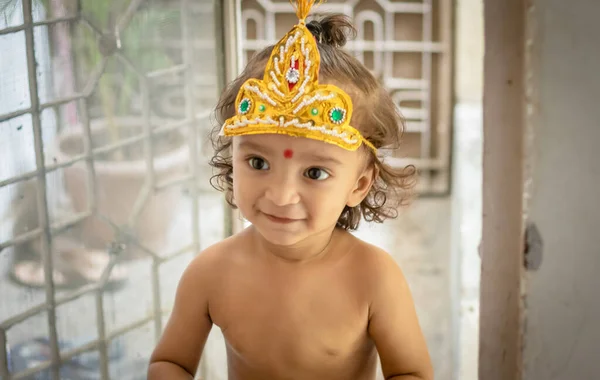 Bébé Garçon Mignon Expression Faciale Dans Krishna Habillé Perspective Unique — Photo
