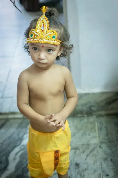 Bebé Niño Lindo Expresión Facial Krishna Vestido Desde Una Perspectiva —  Fotos de Stock