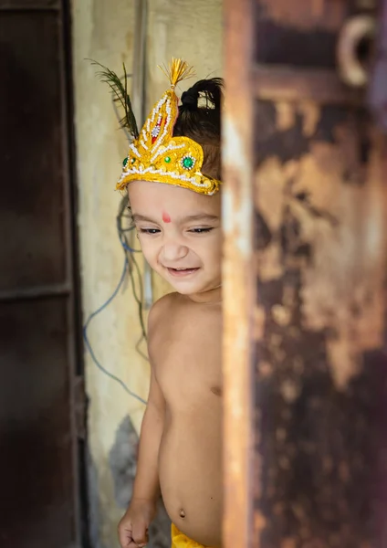 Baby Jongen Schattig Gezicht Expressie Krishna Gekleed Vanuit Uniek Perspectief — Stockfoto