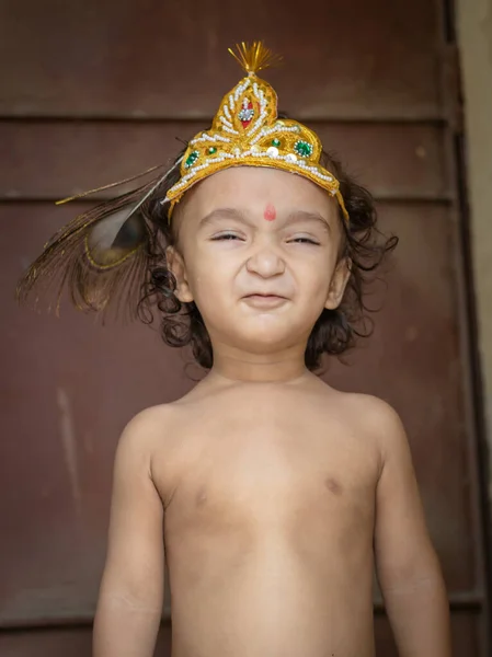 Vauva Poika Söpö Kasvojen Ilme Krishna Pukeutunut Ainutlaatuinen Näkökulma — kuvapankkivalokuva