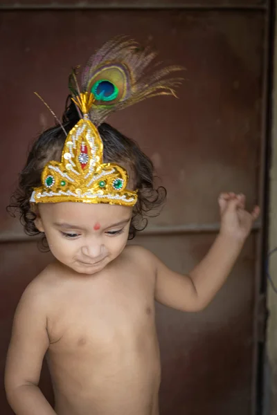 Baby Jongen Schattig Gezicht Expressie Krishna Gekleed Vanuit Uniek Perspectief — Stockfoto