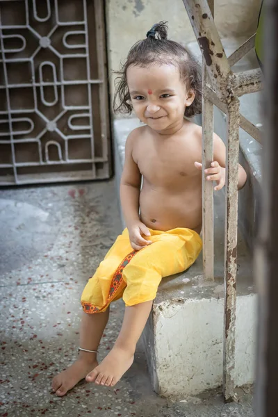 Baby Dreng Søde Ansigtsudtryk Krishna Klædt Fra Unikt Perspektiv - Stock-foto