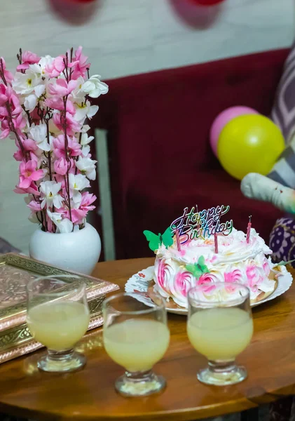 Ciasto Urodzinowe Babci Matki Ozdobione Spalonymi Świecami Szklankami Soku Przy — Zdjęcie stockowe