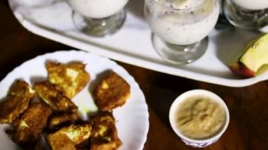 Ev partisi için kahve masasında Pakoda peynirli elmalı milkshake servis ediliyor.