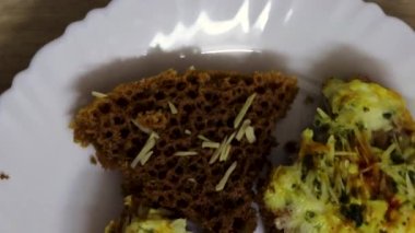 Hint geleneksel tatlı ghevar 'ı beyaz tabakta farklı açılardan servis edilir.