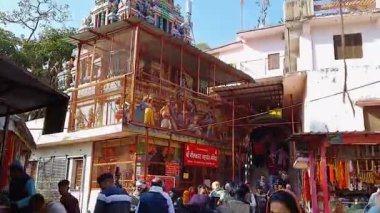 Sabah namaz kılmaya giden insanlarla birlikte antik Hindu tapınağı 15. Mar 2022 'de Neelkanth mahadev rishikesh uttrakhand Hindistan' da ele geçirildi..