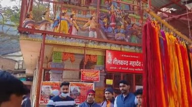 Sabah namaz kılmaya giden insanlarla birlikte antik Hindu tapınağı 15. Mar 2022 'de Neelkanth mahadev rishikesh uttrakhand Hindistan' da ele geçirildi..