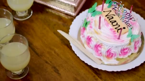 Anneannenin Doğum Günü Pastası Kahve Masasında Mumlar Meyve Suyu Bardaklarıyla — Stok video