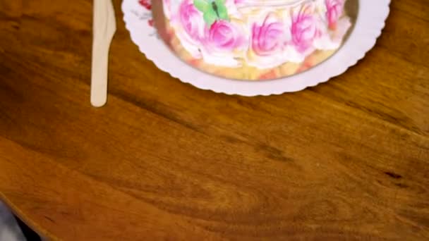 Pastel Cumpleaños Abuela Materna Decorada Con Velas Quemadas Mesa Café — Vídeo de stock