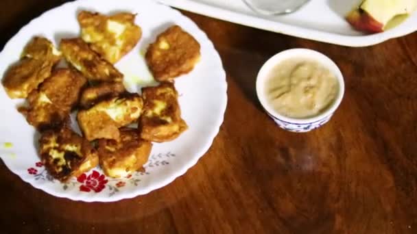 Яблочный Коктейль Подается Индийским Творогом Pakoda Кофейным Столиком Домашней Вечеринки — стоковое видео