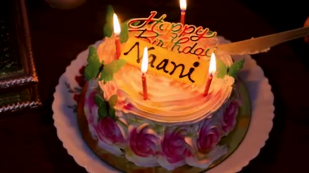 Geburtstagstorte Mütterlicherseits Mit Brennenden Kerzen Kaffeetisch Dekoriert — Stockvideo