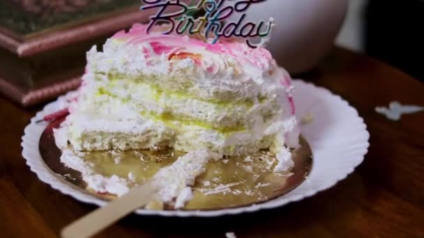 Pastel Piña Cumpleaños Rodajas Desde Ángulo Diferente — Vídeos de Stock
