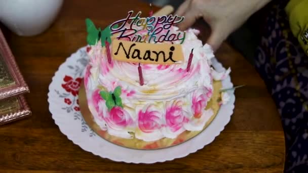 外婆家的生日蛋糕 在咖啡桌上点上点燃的蜡烛 — 图库视频影像