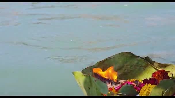 Ofertele Cult Pentru Găștile Sfinte Râu Dimineața Din Unghi Plat — Videoclip de stoc