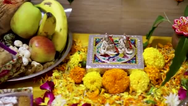 ヒンドゥ神の宗教儀式のお祝いの花とフラット角度から — ストック動画
