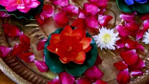 Dekorative Bunte Blume Schwimmt Wasser Kupferteller — Stockvideo