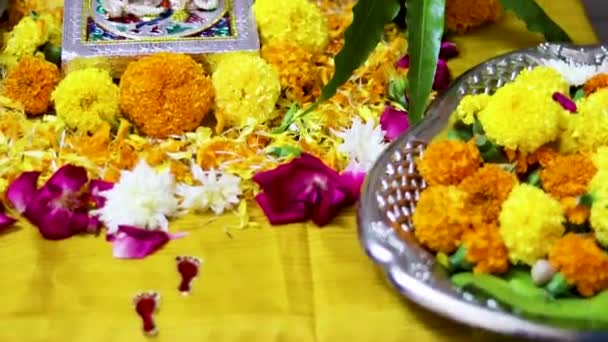 Ινδουιστής Θεός Θρησκευτική Τελετουργία Γιορτινή Προσευχή Λουλούδια Από Επίπεδη Γωνία — Αρχείο Βίντεο