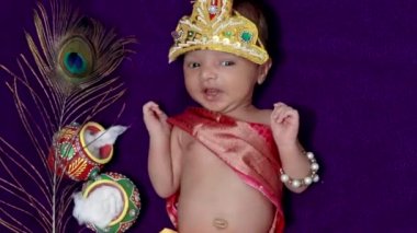 Krishna 'da yeni doğmuş erkek bebek farklı bir bakış açısıyla donatılmış.