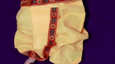 Krishna 'da yeni doğmuş erkek bebek farklı bir bakış açısıyla donatılmış.