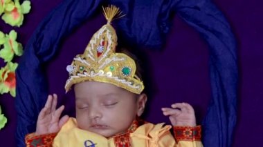 Krishna 'da yeni doğmuş erkek bebek farklı bir bakış açısıyla donatılmış.