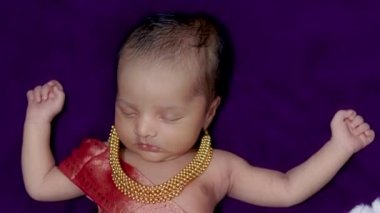 Krishna 'da yeni doğmuş erkek bebek farklı bir bakış açısıyla donatılmış.