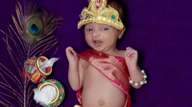 Krishna 'da yeni doğmuş erkek bebek farklı bir bakış açısıyla donatılmış.