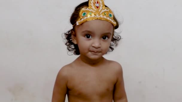 Μωρό Αγόρι Χαριτωμένο Έκφραση Του Προσώπου Krishna Ντυμένος Από Μοναδική — Αρχείο Βίντεο