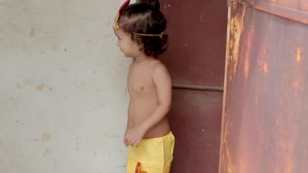 Bebé Niño Lindo Expresión Facial Krishna Vestido Desde Una Perspectiva — Vídeos de Stock