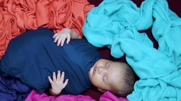 Χαριτωμένο Νεογέννητο Μωρό Κοιμάται Περιτύλιγμα Μωρό Μοναδικό Στυλ Από Πάνω — Αρχείο Βίντεο