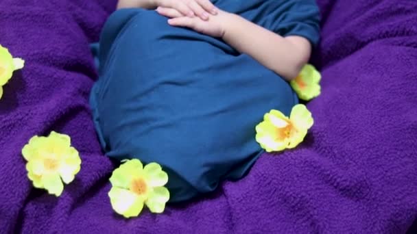 可爱的新生婴儿睡觉时 用独特风格的花朵包裹着婴儿 从顶角拍摄 — 图库视频影像