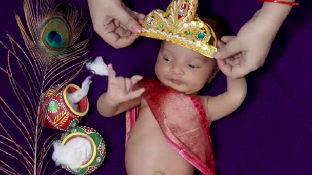 Bebé Recién Nacido Krishna Vestido Con Accesorios Desde Una Perspectiva — Vídeos de Stock
