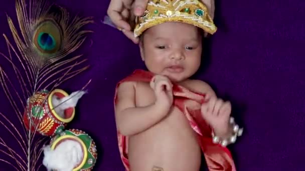 Pasgeboren Baby Jongen Krishna Gekleed Met Rekwisieten Uit Uniek Perspectief — Stockvideo