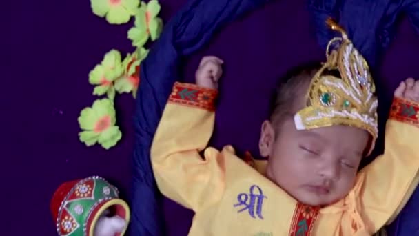 Menino Recém Nascido Krishna Vestido Com Adereços Perspectiva Única Expressão — Vídeo de Stock