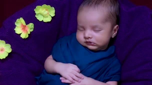トップアングルからユニークなスタイルの花で赤ちゃんラップでかわいい新生児の睡眠ショット — ストック動画