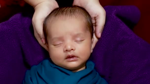Sevimli Yeni Doğmuş Bebek Anne Avucunun Içinde Uyuyor Üst Açıdan — Stok video