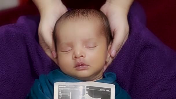 Novorozeně Dítě Drží Ultrazvuk Kopii Ruce Spí Matčině Dlani Baby — Stock video
