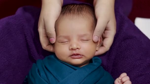 Mamma Röra Nyfödda Barn Ansikte Med Kärlek Och Vård Bildar — Stockvideo