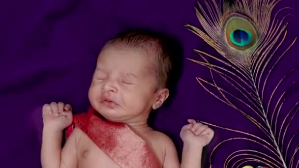 Bebé Recién Nacido Niño Krishna Vestido Expresión Estornudo Desde Ángulo — Vídeo de stock
