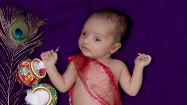 Bebé Recién Nacido Krishna Vestido Con Accesorios Desde Una Perspectiva — Vídeo de stock