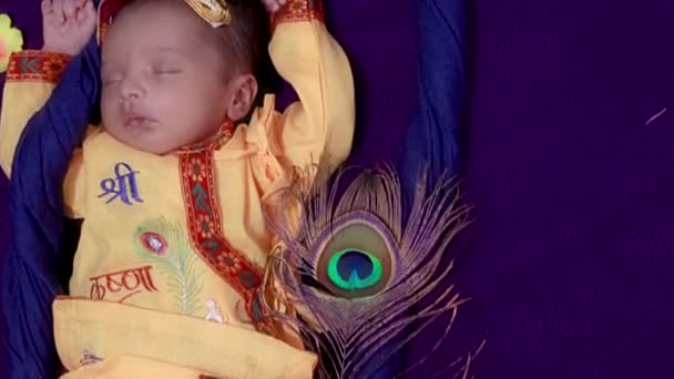 Noworodek Chłopiec Krishna Ubrany Rekwizyty Huśtawce Unikalnym Kątem Różnym Wyrazie — Wideo stockowe
