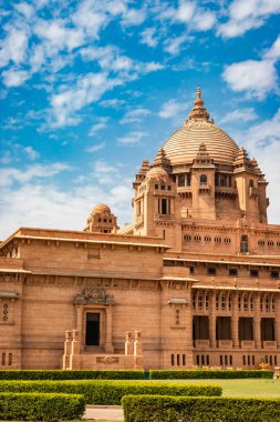 Düz açı görüntüden çarpıcı mavi gökyüzüne sahip krallık mekanı Umaid Bhawan Sarayı Jodhpur Rajasthan Hindistan 'da çekilmiştir..