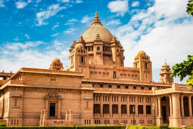 Düz açı görüntüden çarpıcı mavi gökyüzüne sahip krallık mekanı Umaid Bhawan Sarayı Jodhpur Rajasthan Hindistan 'da çekilmiştir..