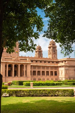 Düz açı görüntüden çarpıcı mavi gökyüzüne sahip krallık mekanı Umaid Bhawan Sarayı Jodhpur Rajasthan Hindistan 'da çekilmiştir..