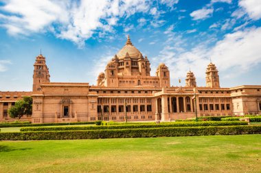 Düz açı görüntüden çarpıcı mavi gökyüzüne sahip krallık mekanı Umaid Bhawan Sarayı Jodhpur Rajasthan Hindistan 'da çekilmiştir..