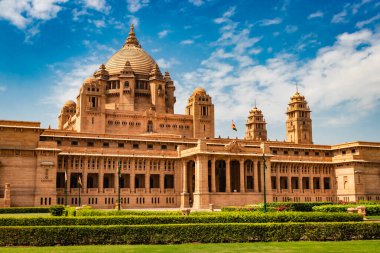 Düz açı görüntüden çarpıcı mavi gökyüzüne sahip krallık mekanı Umaid Bhawan Sarayı Jodhpur Rajasthan Hindistan 'da çekilmiştir..