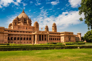 Düz açı görüntüden çarpıcı mavi gökyüzüne sahip krallık mekanı Umaid Bhawan Sarayı Jodhpur Rajasthan Hindistan 'da çekilmiştir..