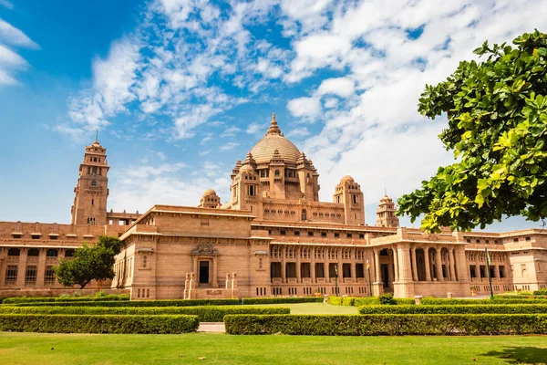 Düz açı görüntüden çarpıcı mavi gökyüzüne sahip krallık mekanı Umaid Bhawan Sarayı Jodhpur Rajasthan Hindistan 'da çekilmiştir..