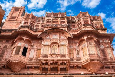 Mehrangarh Kalesi 'nin farklı bir açıdan parlak mavi gökyüzüne sahip klasik sanatsal tasarım manzarası